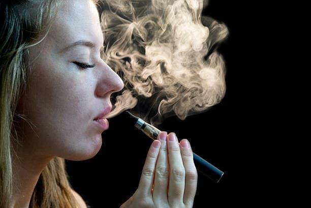 E-Shisha, Studien und Gefahren rund um e-zigarette kehlkopfentzündung erkennen und vorbeugen