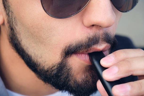 Vape Anleitung wenn e zigarette geht nicht mehr an und wie Vape Probleme mit Akku Kontakt und Ladegerät schnell behebt
