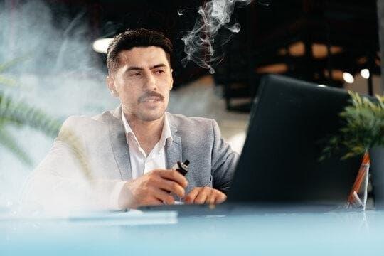 E-Raucher entdecken den Unterschied zwischen E Zigarette und E Shisha für ein besseres Dampferlebnis
