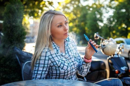 Vape erleben mit e.l.f. Halo Glow Liquid Blush für strahlenden Look und Vape Genuss